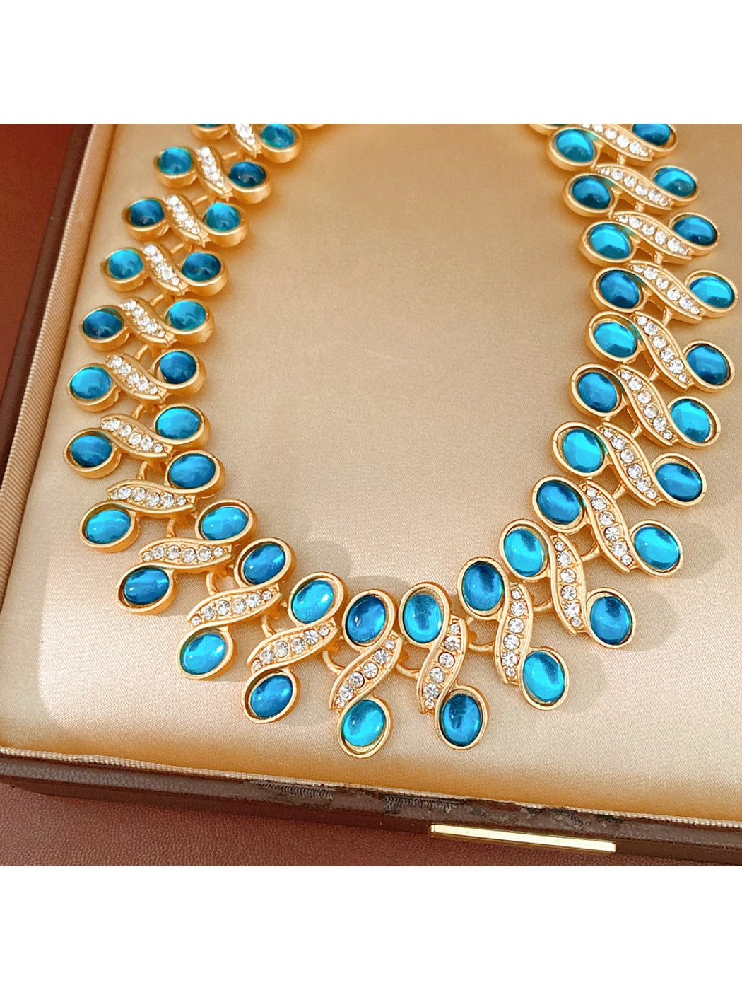 Nozari - Vintage Geometric Oval Rhinestone Necklace