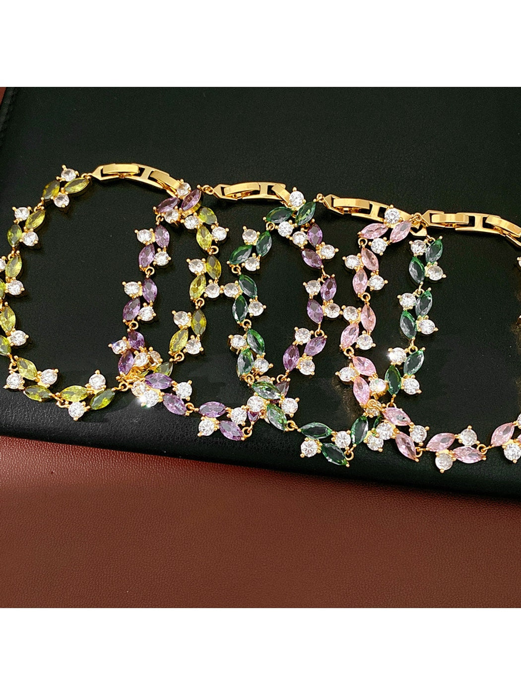 Lovra - Oval Detail Synthetic Zircon Clasp Bracelet