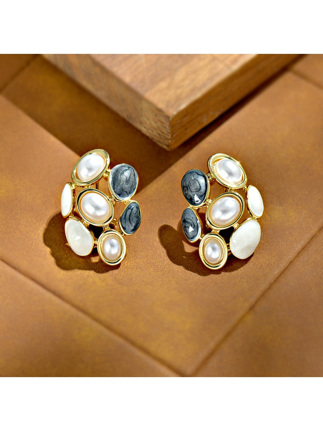 Earedge - Black And White Contrast Stud Earrings