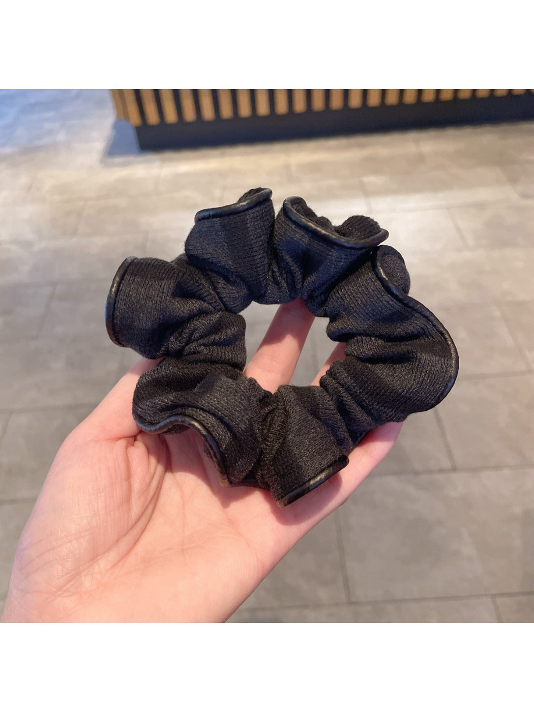 Gifty - Minimalist Fall Winter Scrunchie