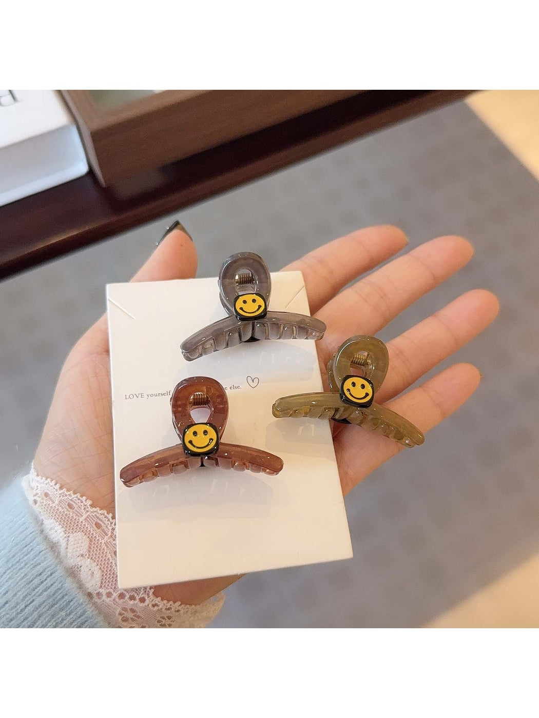 Beau - Translucent Smiley Face Plastic Hair Claw Clip