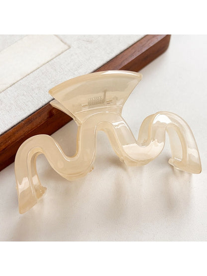 Beau hair claw clip securing half-up hairstyle on model