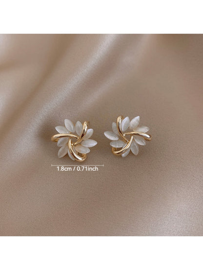 Earedge - Elegant Floral Petal Stud Earrings