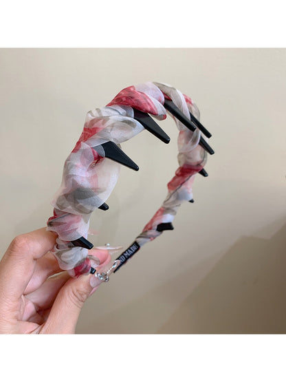 Model wearing Gifty elegant floral print headband with loose hair, styled casually