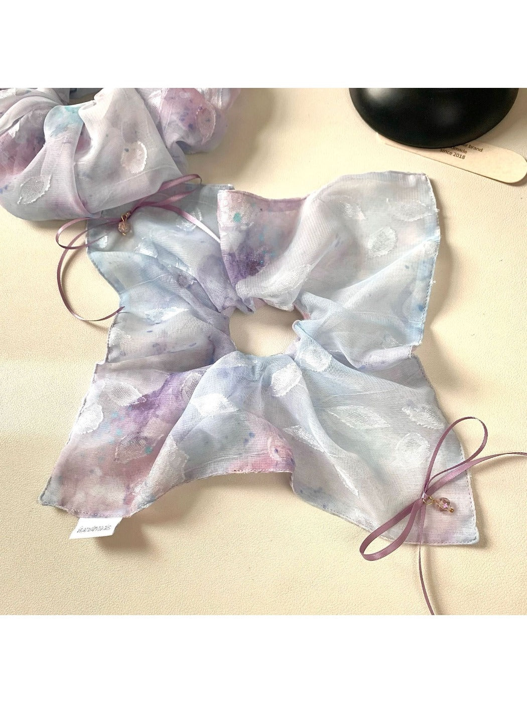 Side view of Gifty minimalist scrunchie highlighting smooth gradient color