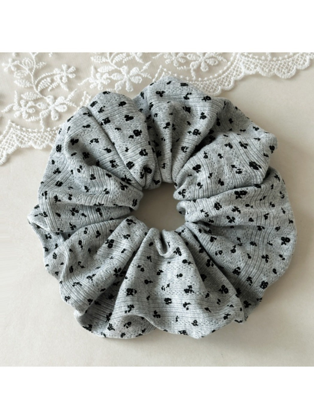Gifty - Trendy Floral Hair Scrunchie