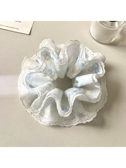 Gifty scrunchie paired with casual outfit, emphasizing its modern and minimalist style