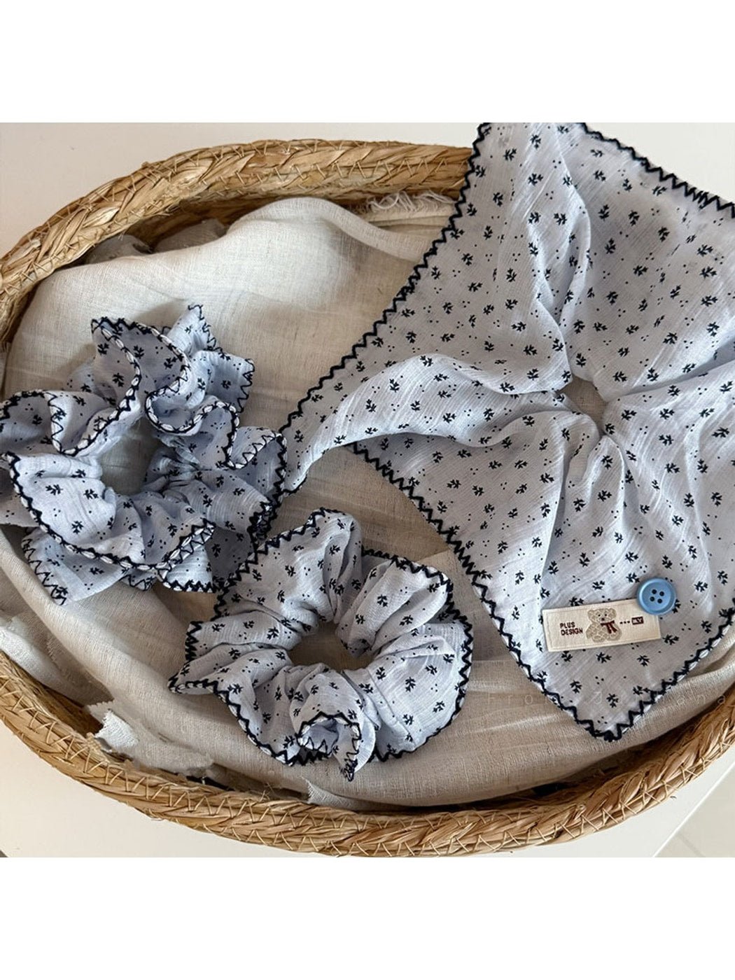 Gifty - Vintage Floral Square Detail Scrunchie