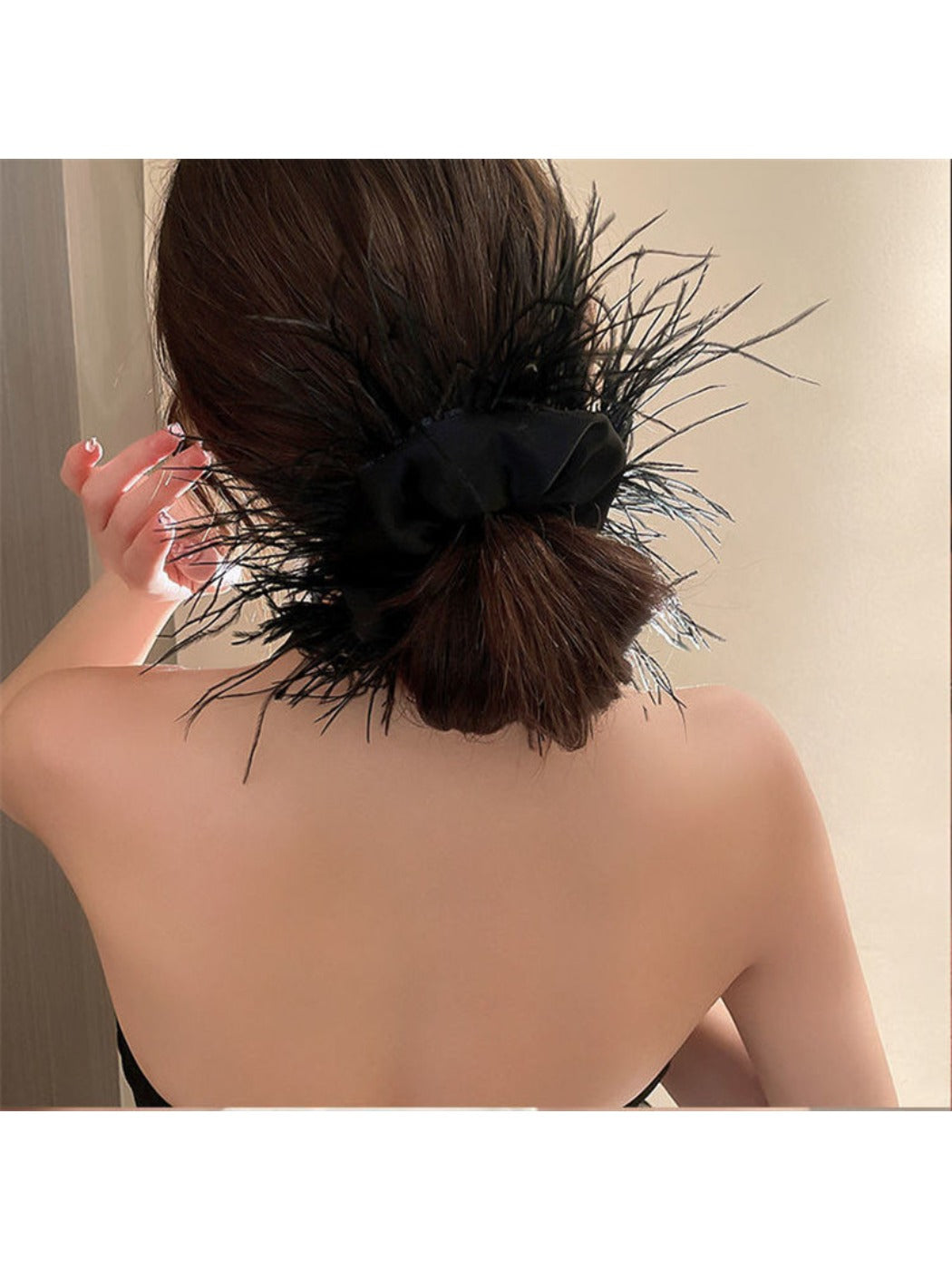 Gifty - Floating Feather Elegant Scrunchie