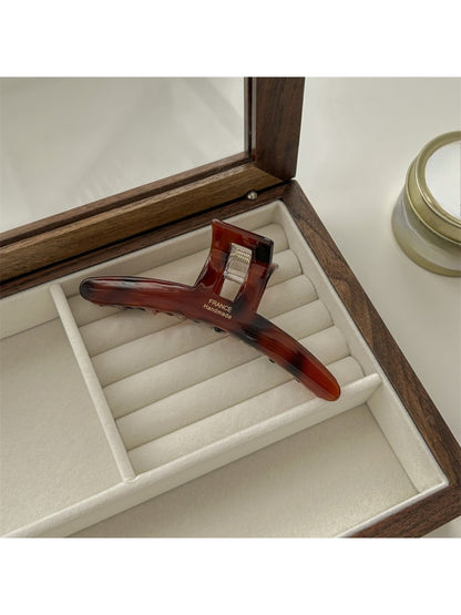 Beau claw clip shown with packaging box featuring brand logo and minimalist design
