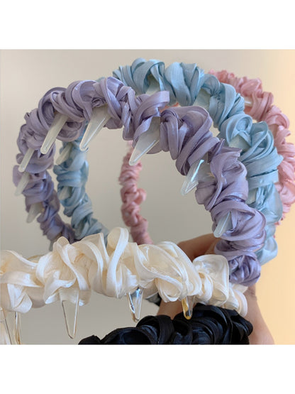 Model wearing Gifty twist headband styled with loose hair
