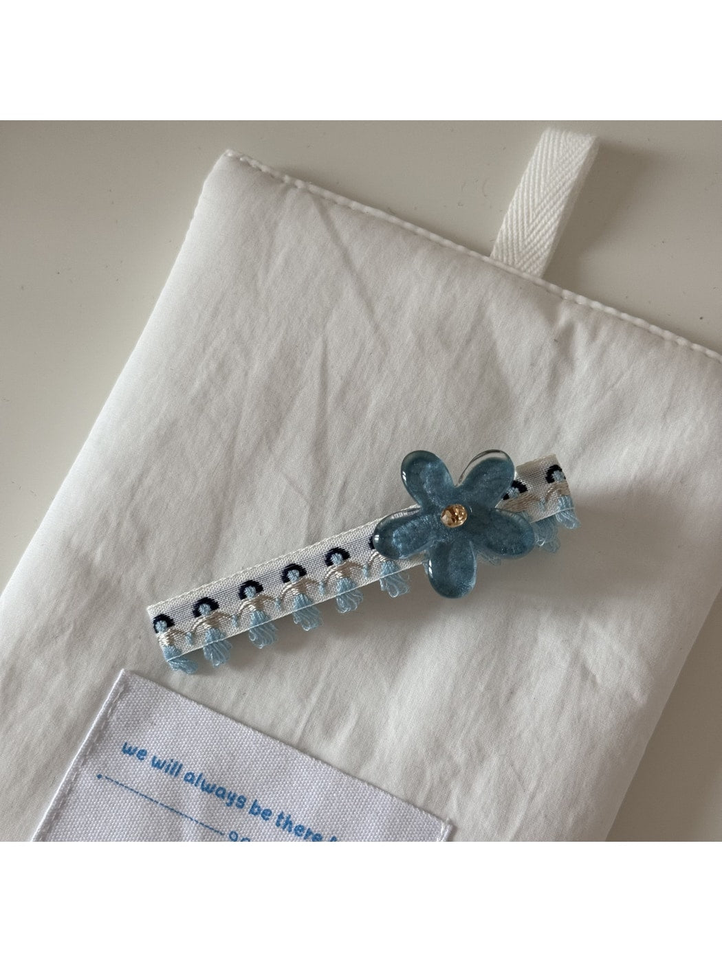 Beau - Scalloped Trim Floral Decorative Hair Clip