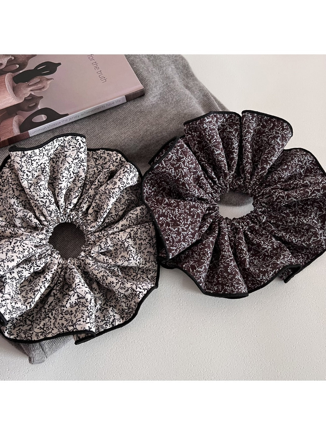 Gifty - Elegant Vintage Floral Hair Scrunchie