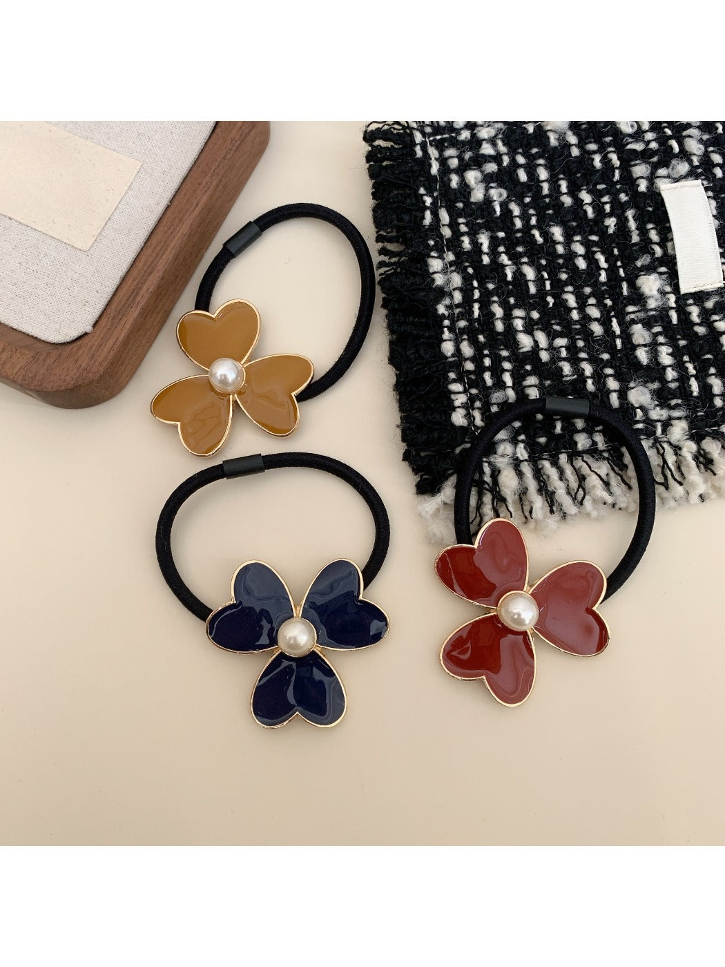 Gifty - Retro Clover Hair Tie
