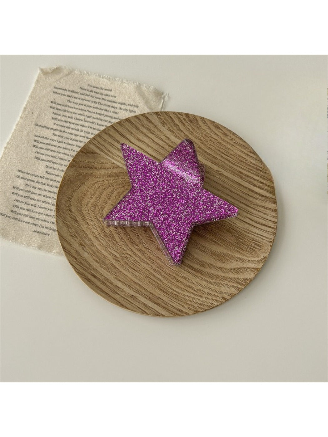 Beau star shaped claw clip with light reflection on glossy surface