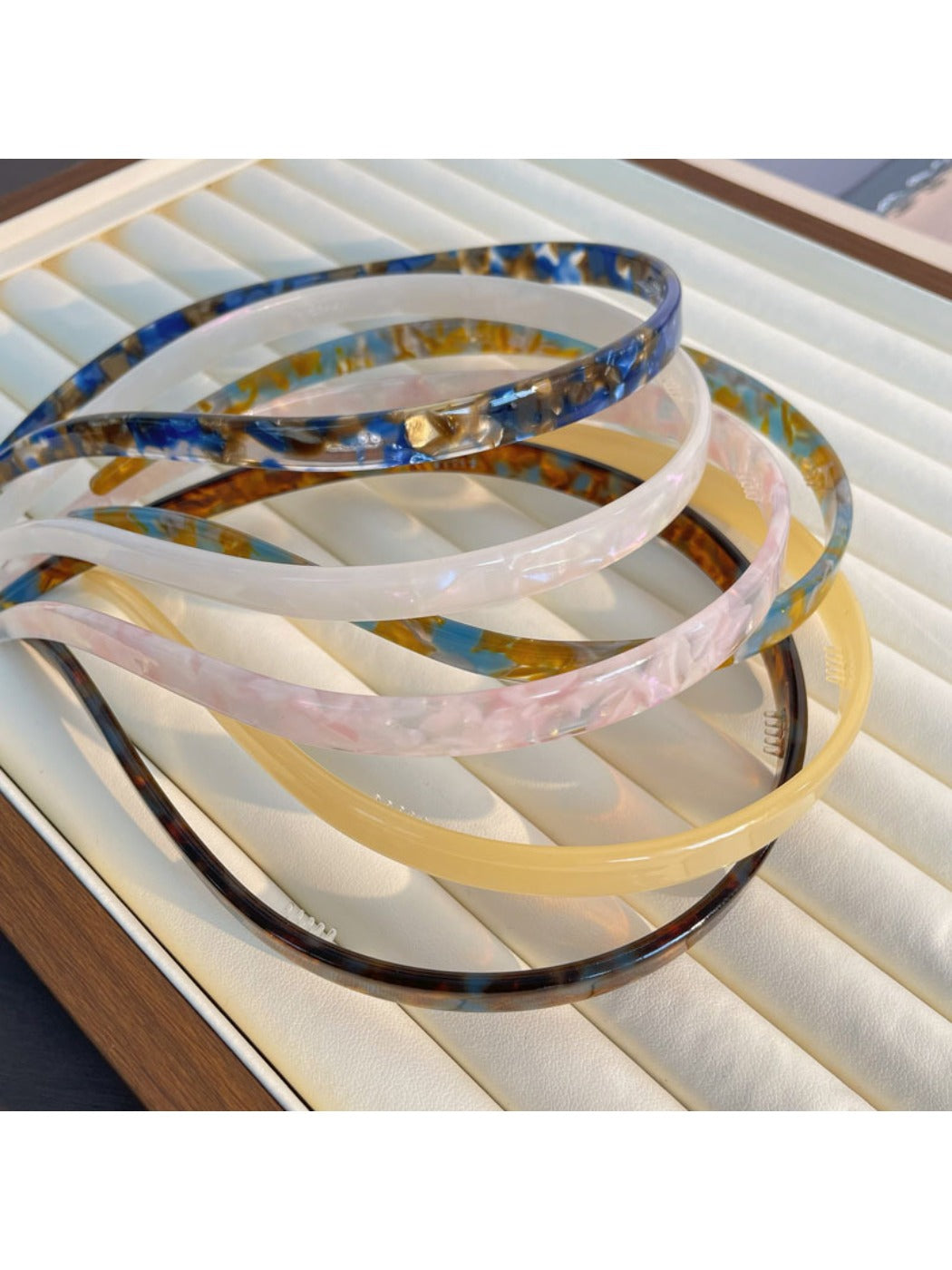 Gifty - Elegant Curved Slim Headband
