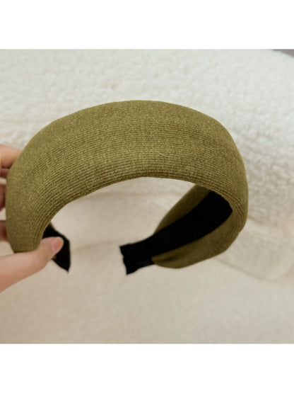 Gifty headband paired with matching accessories on a wooden surface