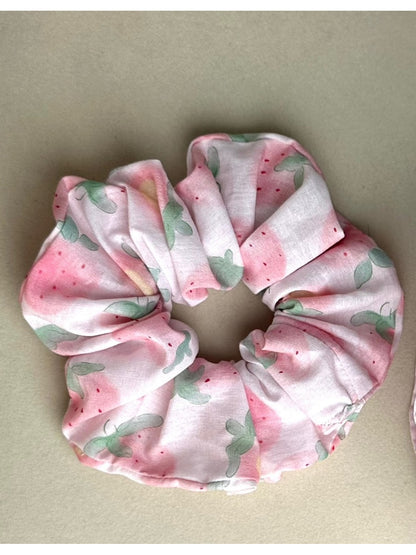 Gifty - Strawberry Print Polyester Scrunchie