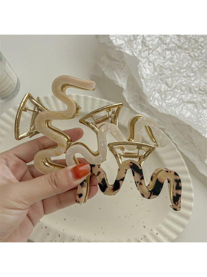 Side view of Beau vintage wave line claw clip highlighting claw teeth