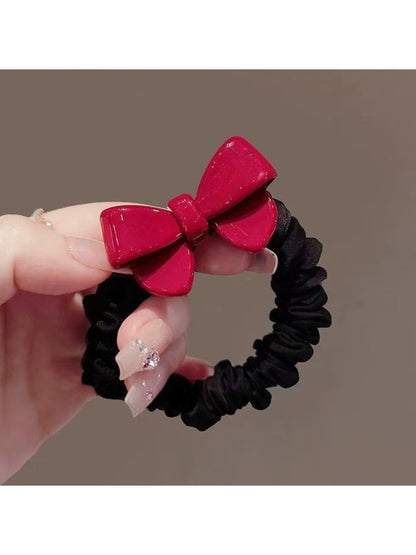 Gifty - Elegant Red Ruched Scrunchie