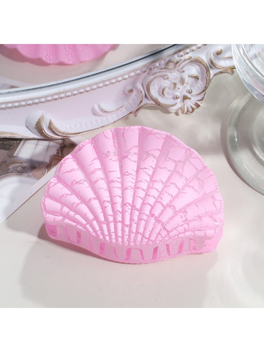 Beau - Textured Plastic Seashell Silhouette Claw Clip