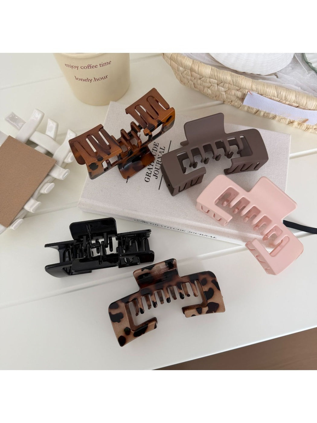 Beau - Geometric Square Cutout Plastic Claw Clip