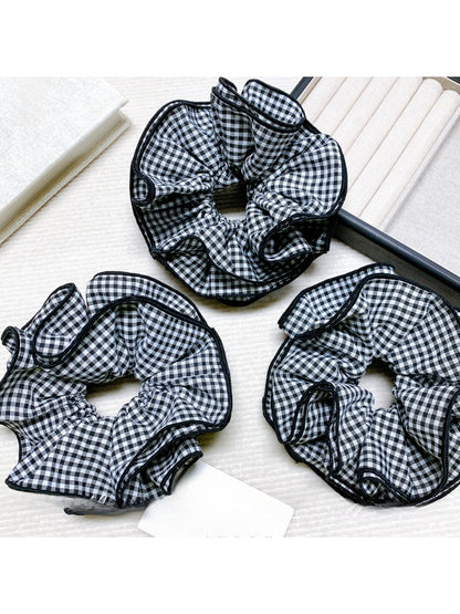 Gifty - Simple Stylish Black Checkered Scrunchie