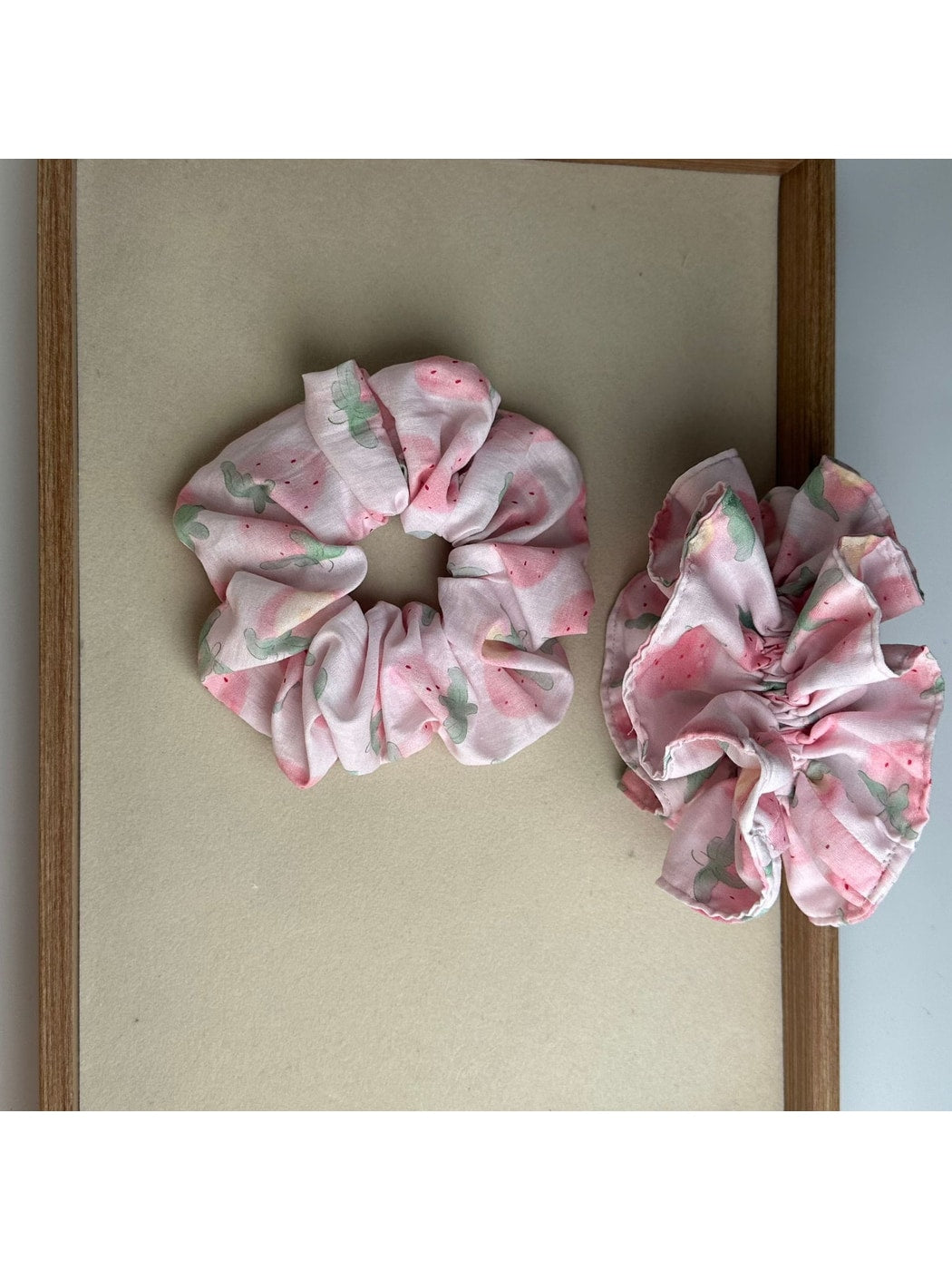Gifty - Strawberry Print Polyester Scrunchie