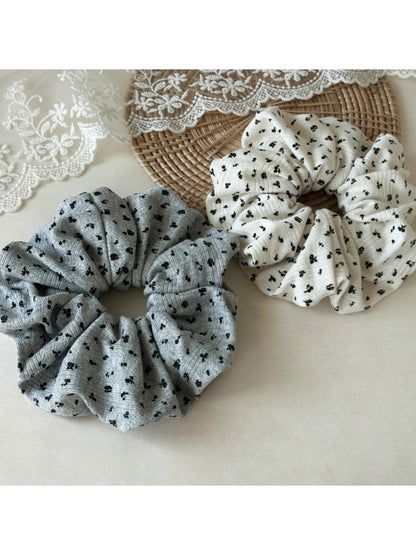 Gifty - Trendy Floral Hair Scrunchie