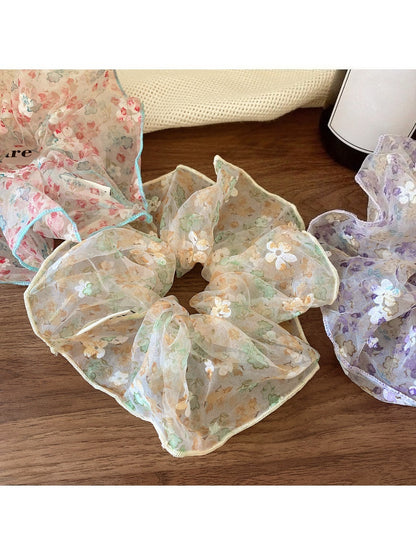 Gifty - Puffed Seersucker Floral Scrunchie