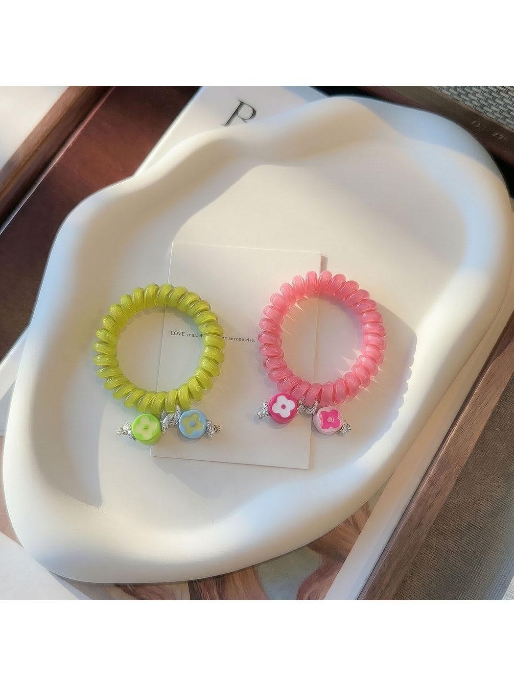 Gifty - Plastic Flower Bead Spiral Hair Tie