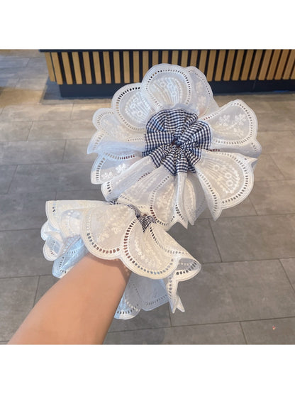 Gifty - Lace Cut-Out Scrunchie
