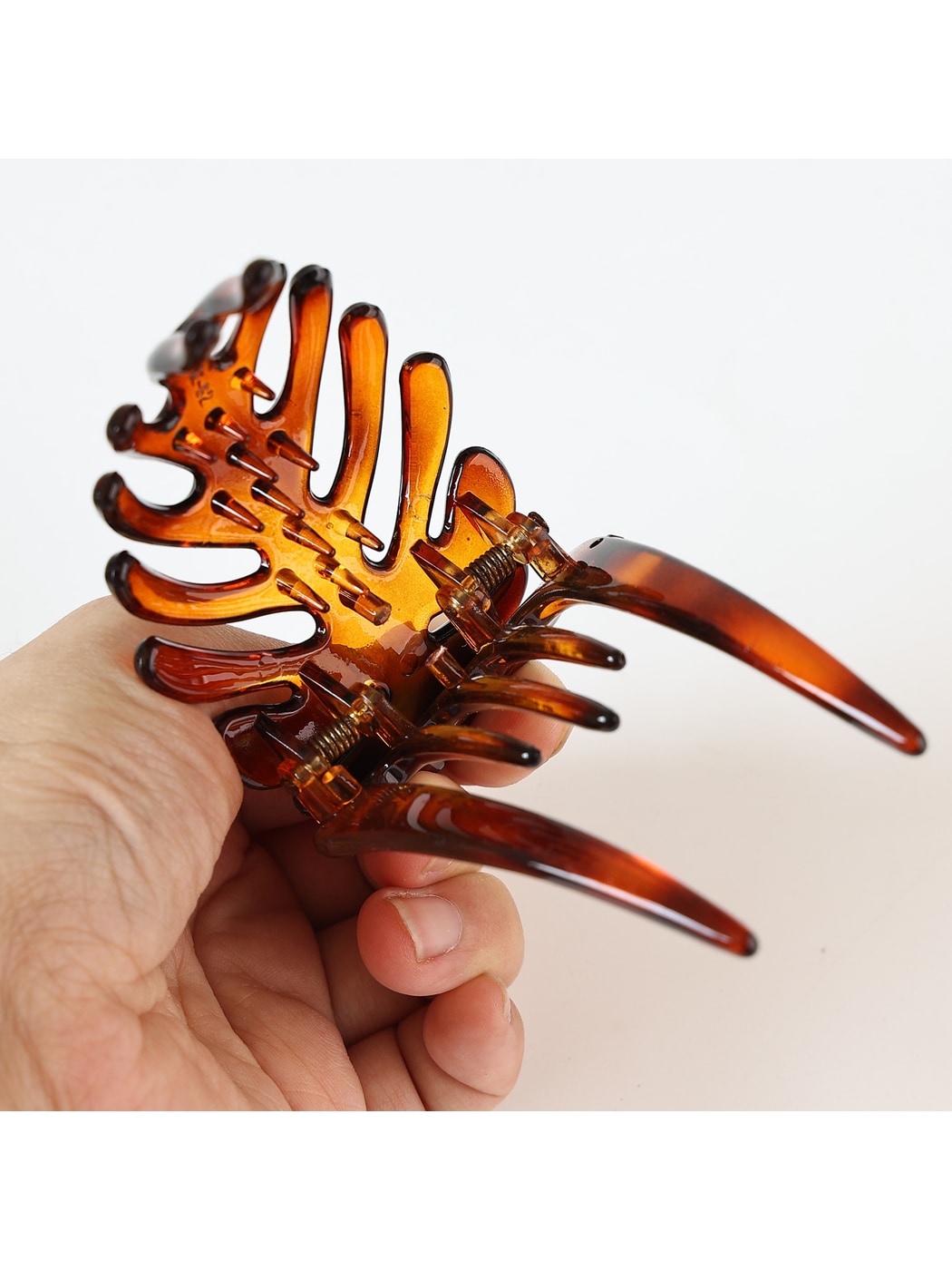 Beau - Simple Plastic Leaf Shape Hair Clip