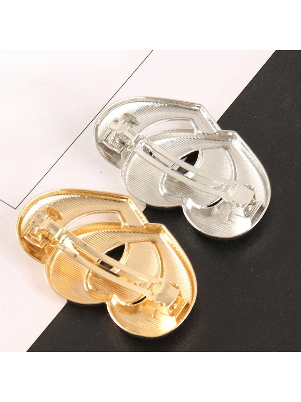 Beau - Simple Heart Shaped Hair Clip
