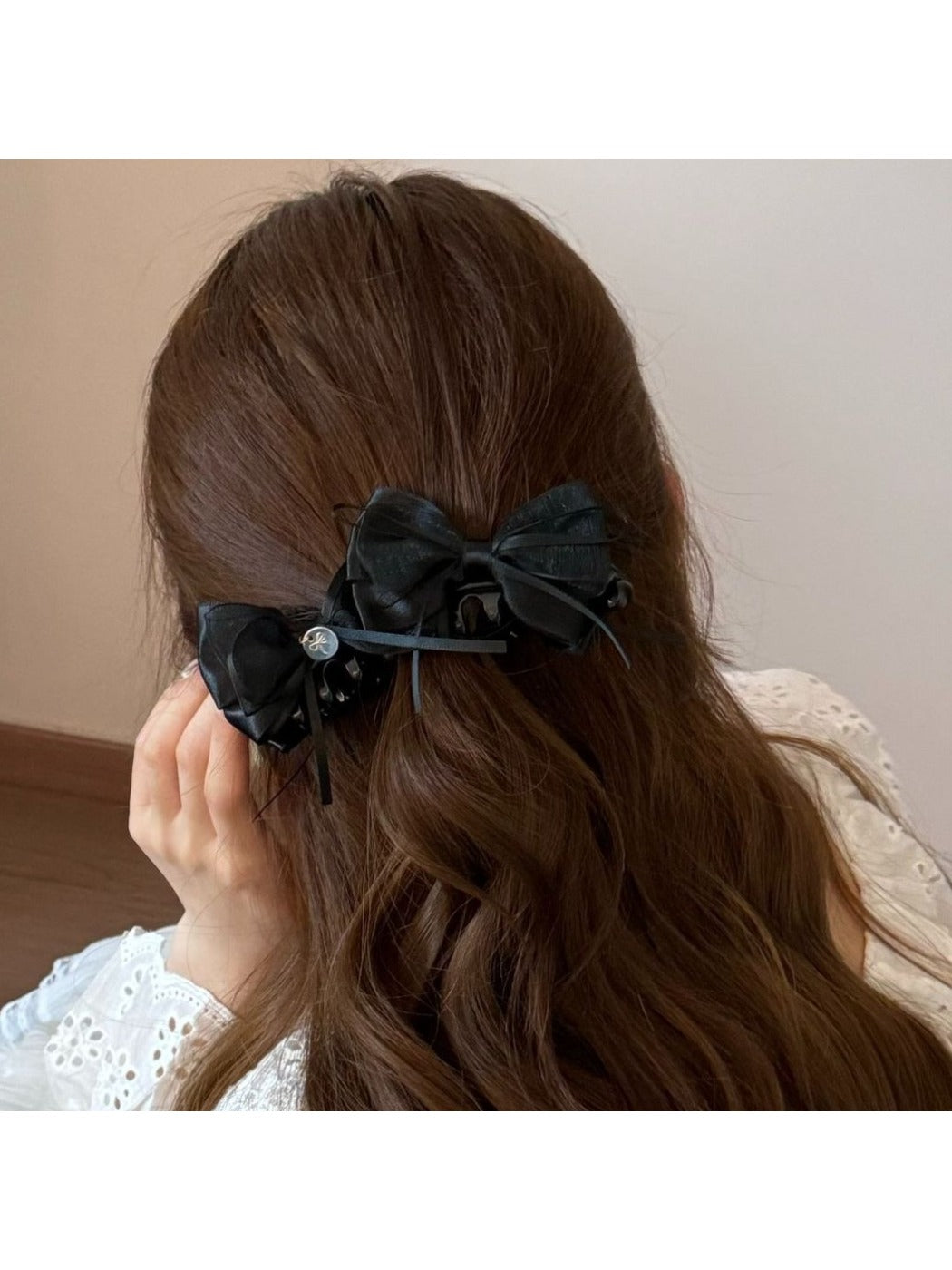 Close-up of the bow design on the Beau Sweet Bow Banana Clip in beige