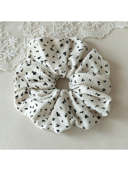 Gifty - Trendy Floral Hair Scrunchie