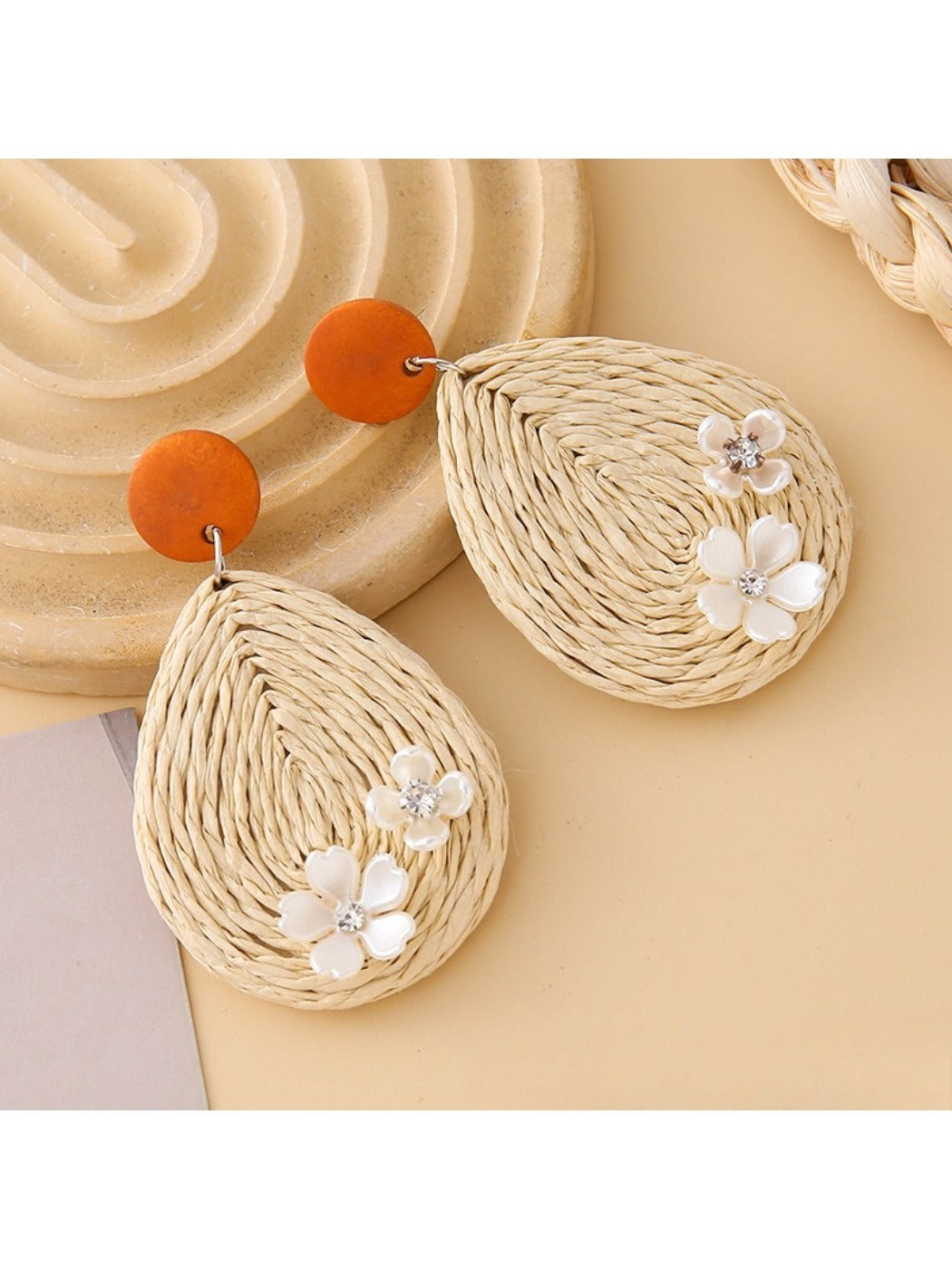 Model wearing Earedge raffia woven teardrop shaped earrings with casual outfit