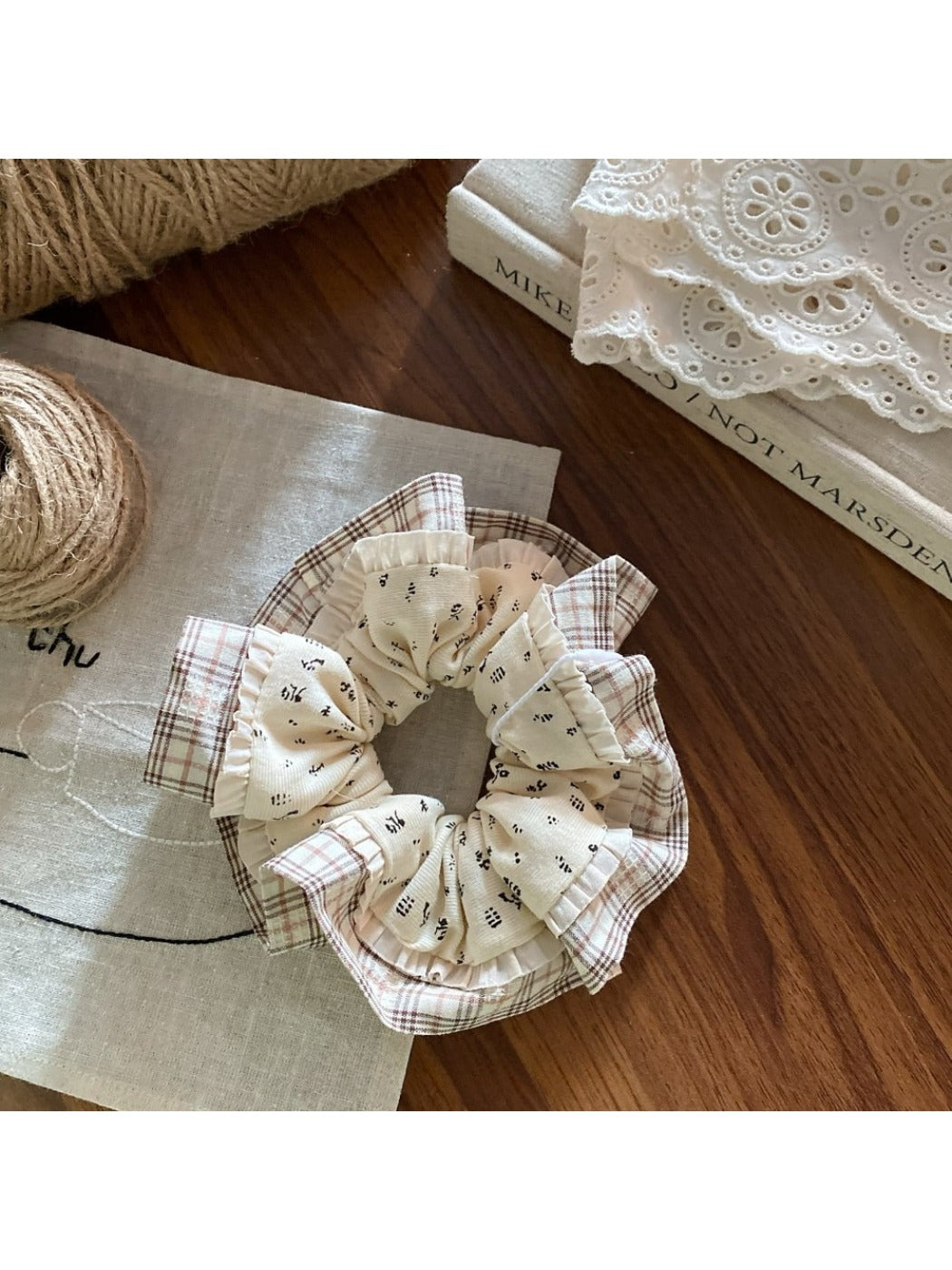 Gifty - Sweet Delicate Elegant Scrunchie