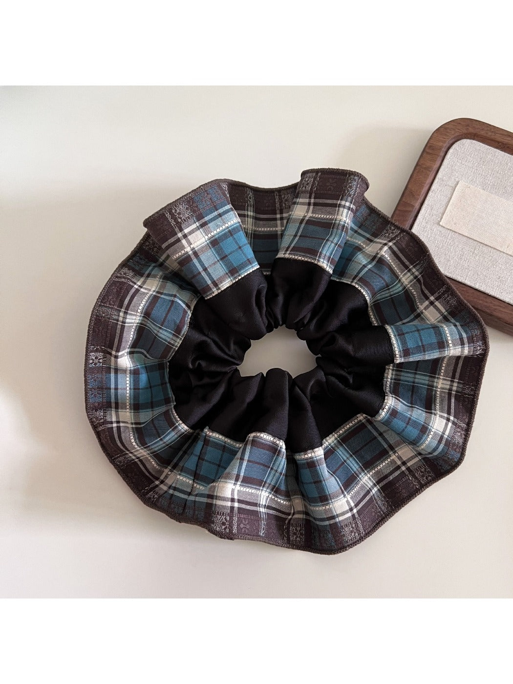 Gifty - Minimalist Vintage Plaid Scrunchie