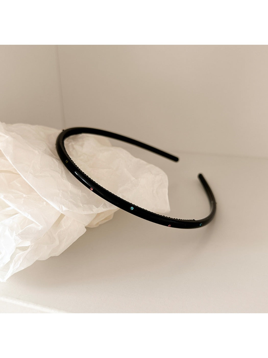 Gifty vintage chic thin headband in light brown shade with subtle sheen