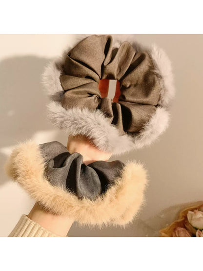 Gifty - Plush Edge Splicing Hair Loop