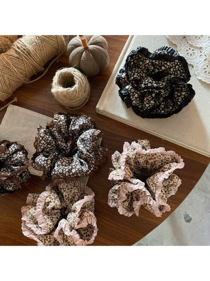 Gifty - Elegant Vintage Ditsy Floral Scrunchie