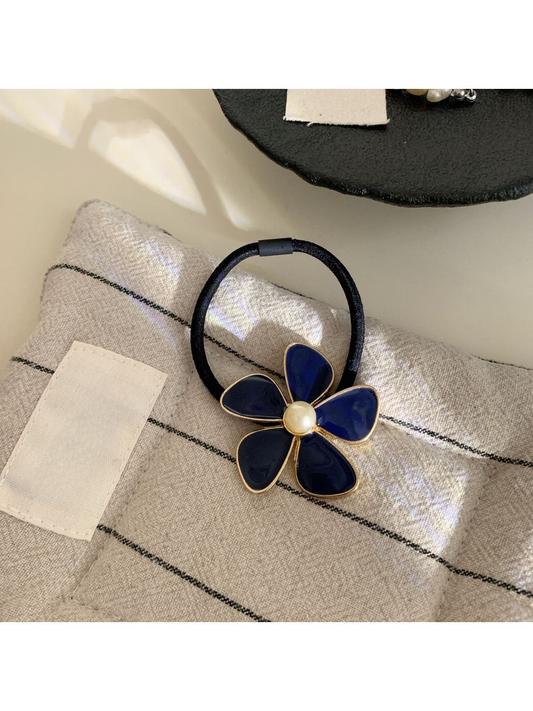 Gifty - Simple Vintage Flower Hair Tie
