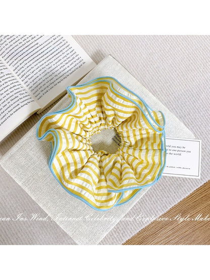 Gifty - Sweet Yellow Striped Scrunchie