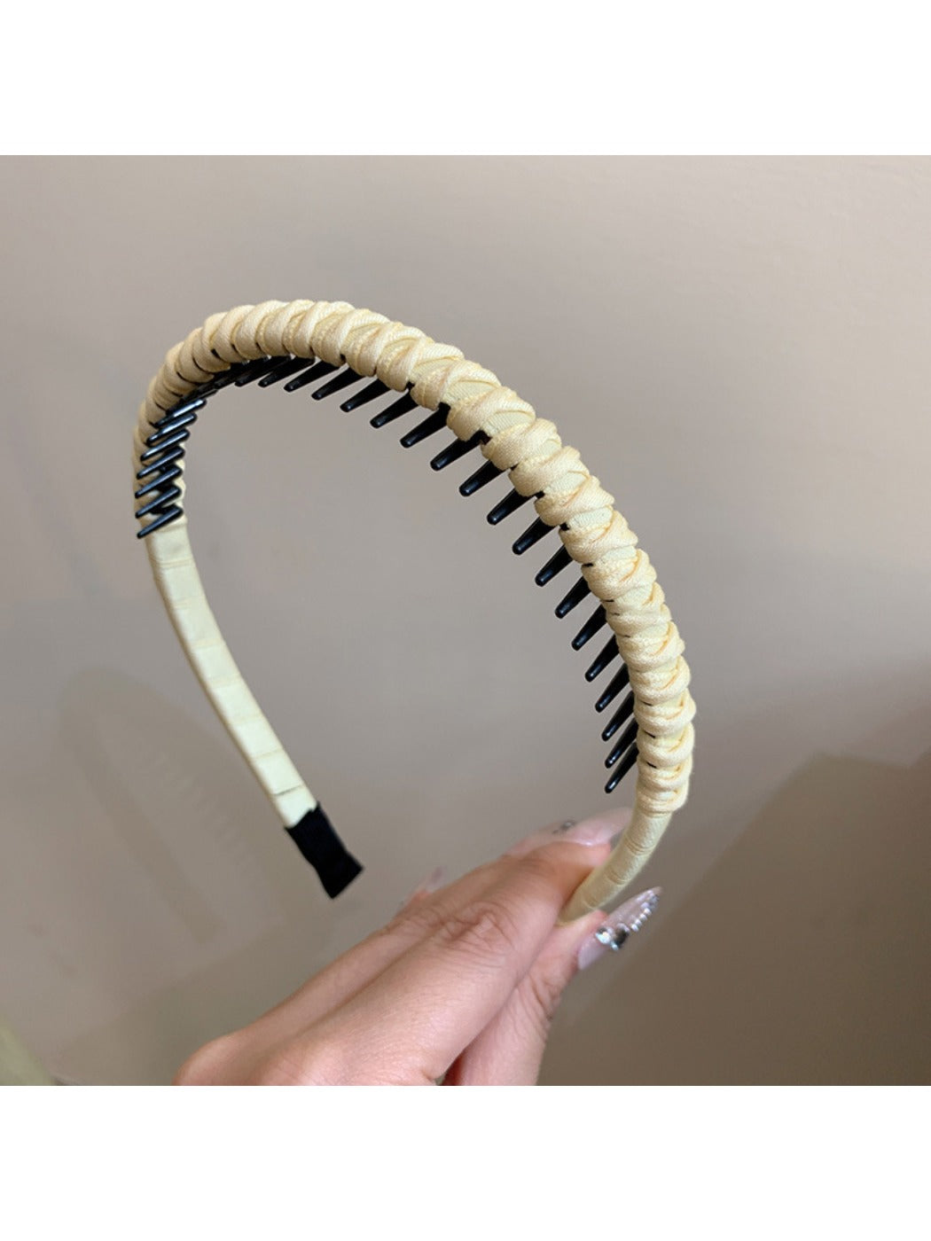 Close-up of stitching detail on Gifty solid color headband