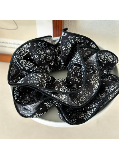 Gifty - Vintage Fabric Paisley Scrunchie