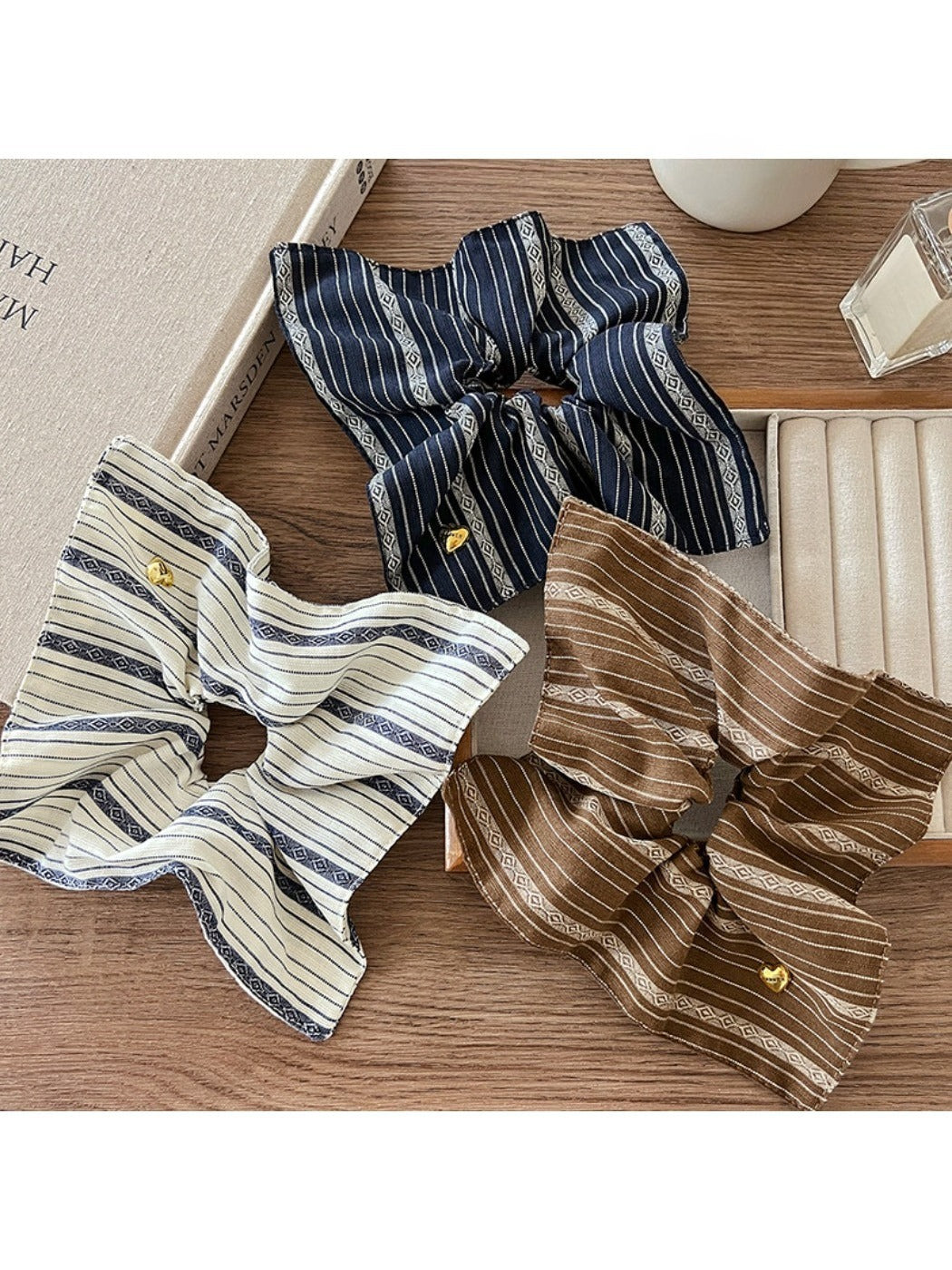 Gifty - Vintage Striped Scrunchie