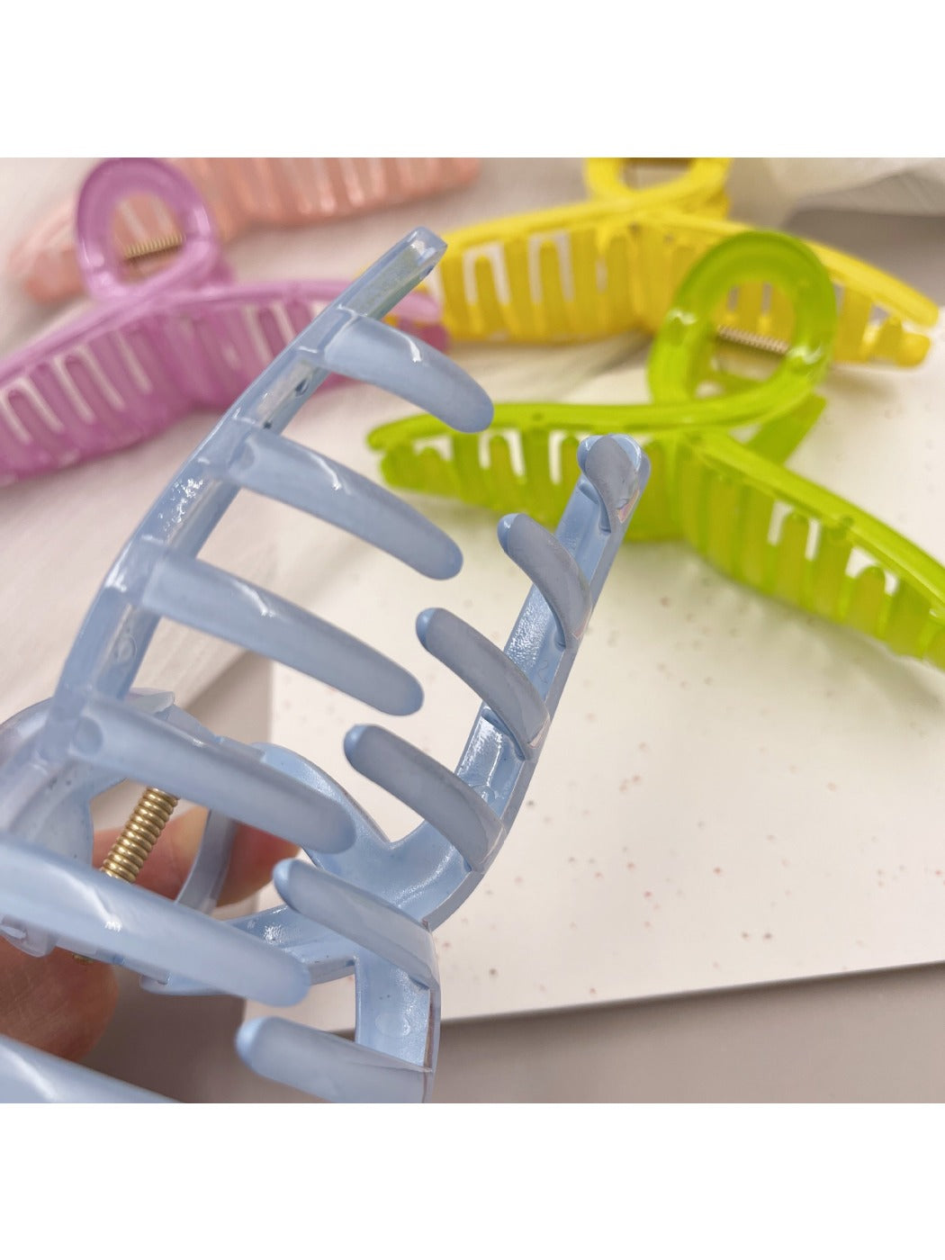 Beau - Essential Solid Color Crisscross Design Claw Clip