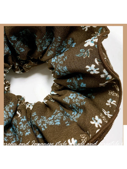 Gifty - Elegant Vintage Floral Scrunchie