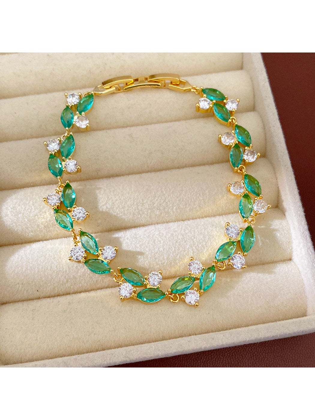 Lovra - Oval Detail Synthetic Zircon Clasp Bracelet